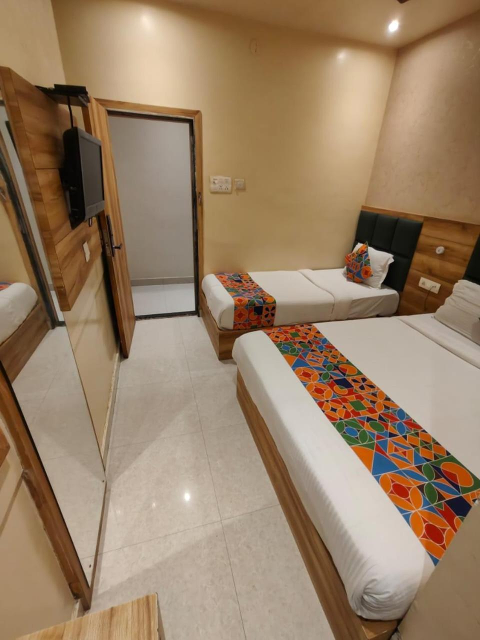 Hotel Sun City Near Saifee Hospital And Hn Reliance Hospital Mumbai Exterior foto